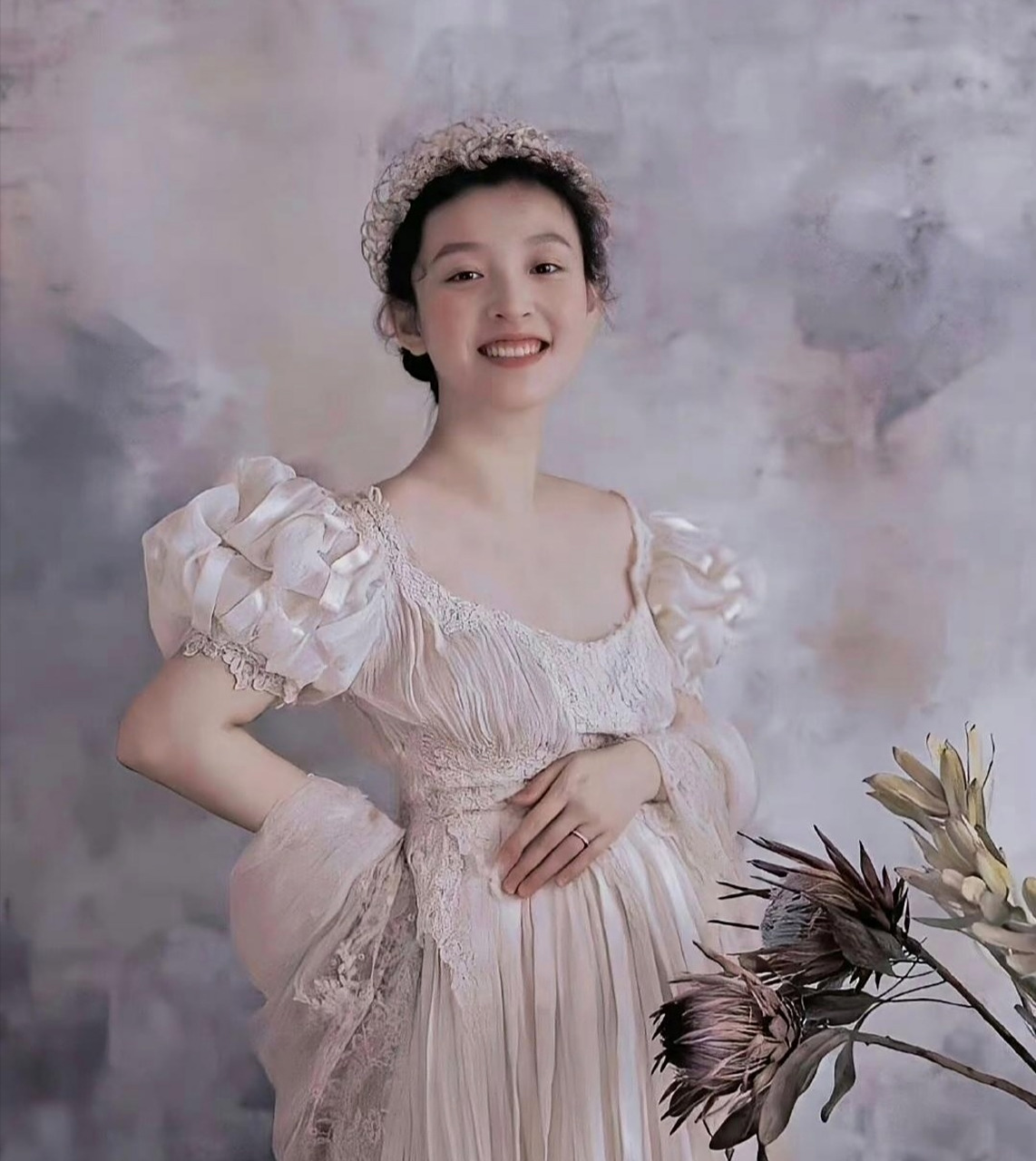 吴倩怀孕时她朋友帮拍的照片,真的美,有一种母性的光辉