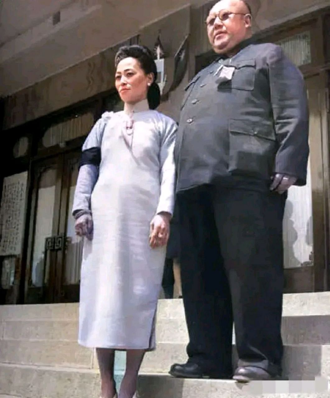 这张照片拍摄于1947年,宁夏,"西北四马"之马鸿逵和他的四姨太刘慕侠的