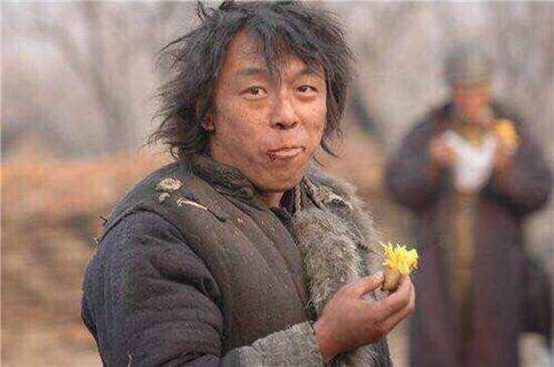 黄渤,不说别的,看着他的这身破烂衣服,就很接地气,完全与我们大街上