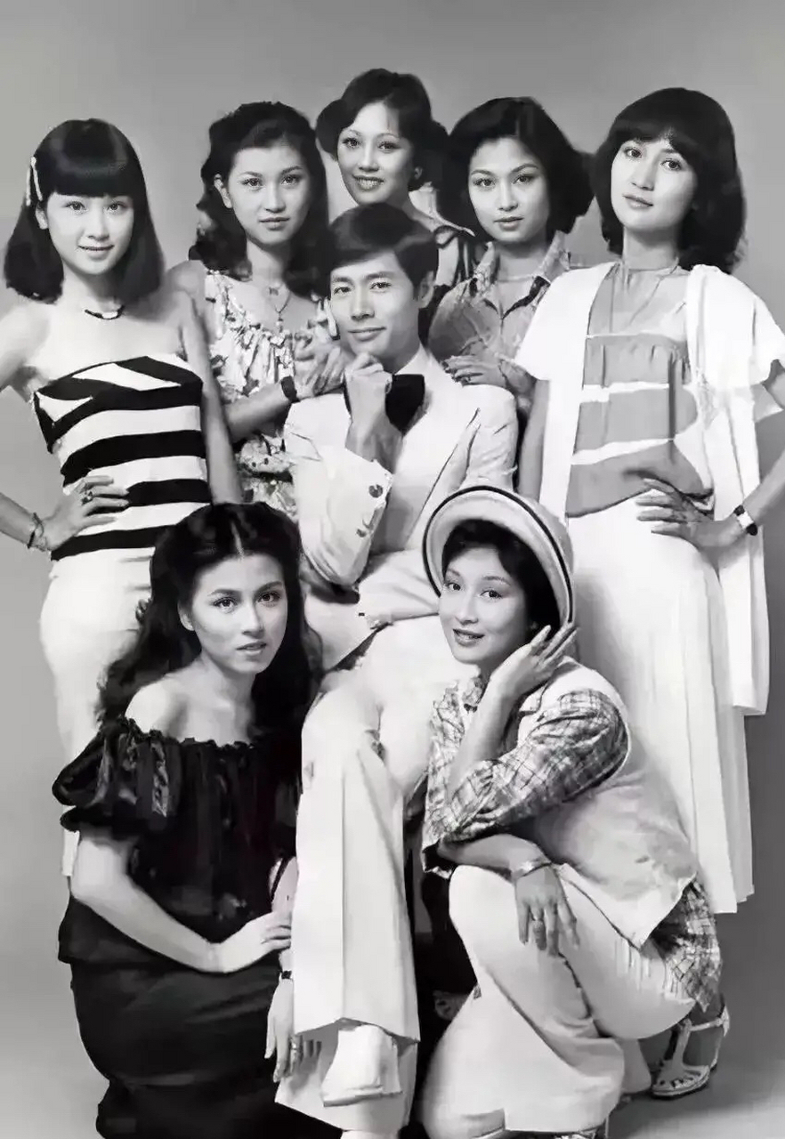 照片中的这个男人被美女环绕在中间,脸上尽显得意之色,只是看着就能