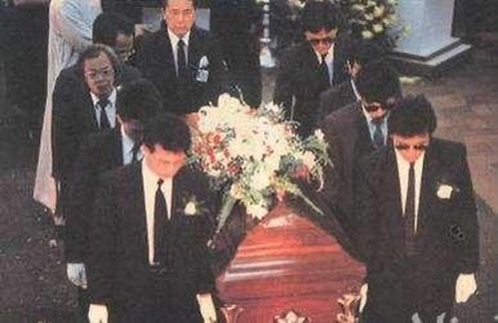 1985年,翁美玲的葬礼上,汤镇业捧着玫瑰花一言不发.
