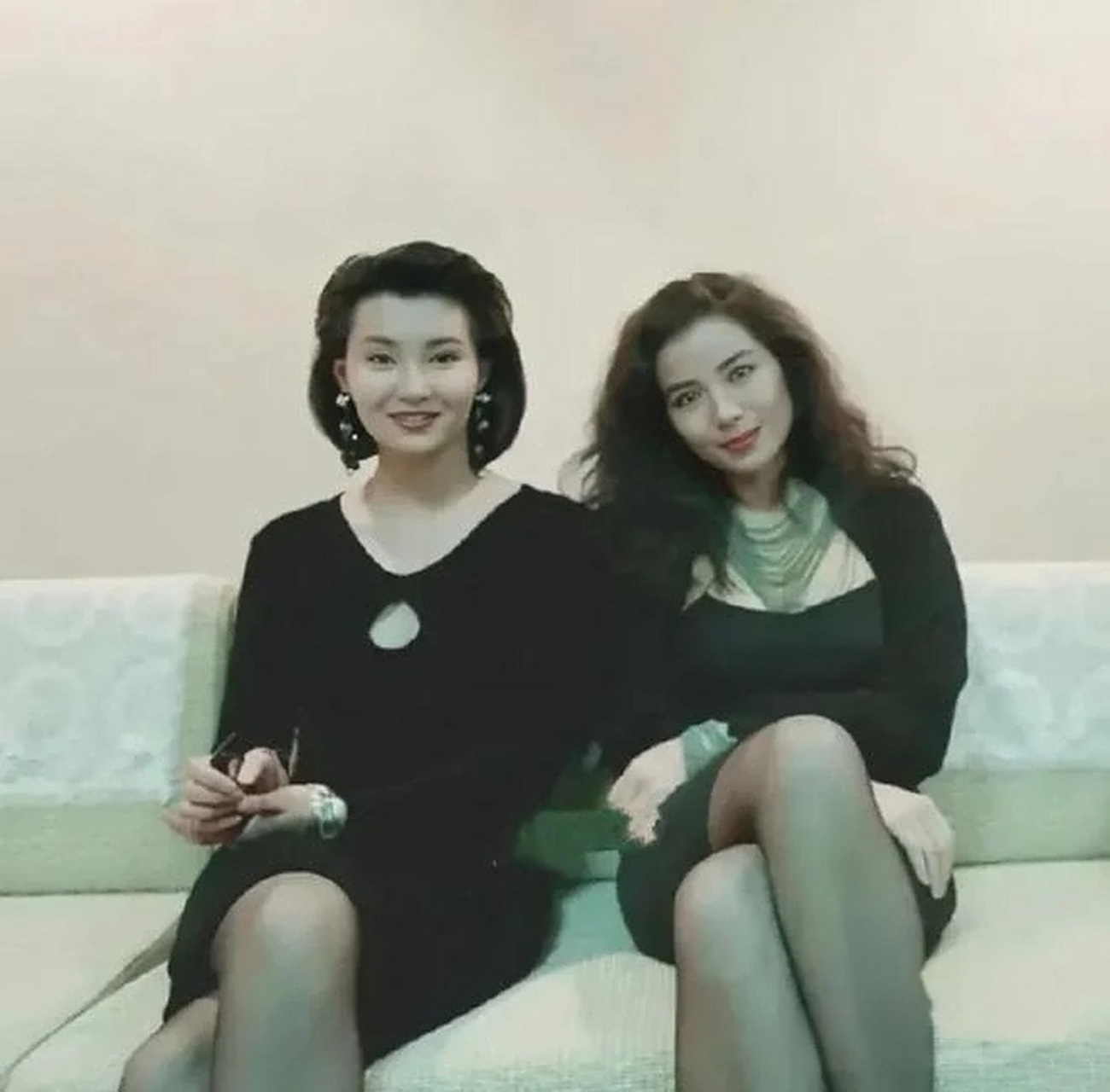 90年代初期,张曼玉与钟楚红合影留念.