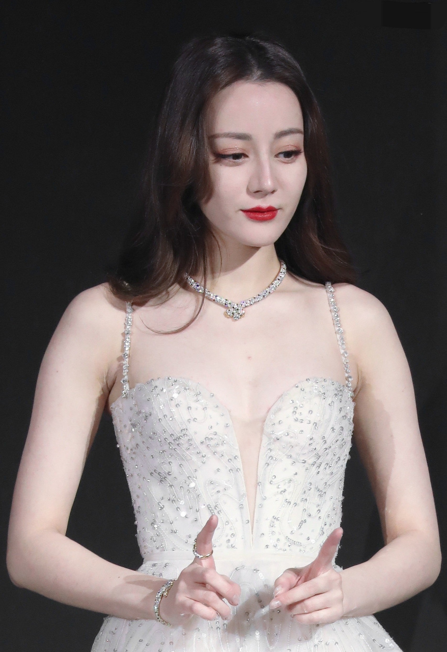 在星光大赏的盛典上星光熠熠, 迪丽热巴一袭纯白纱裙亮相,银色的荡