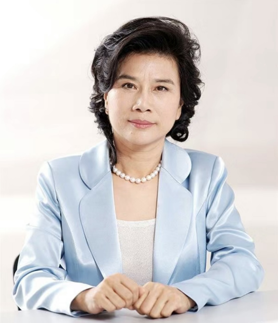 刘玉玲和董明珠在长相上是很相似的,一个是演艺界知名人士,一个是商界