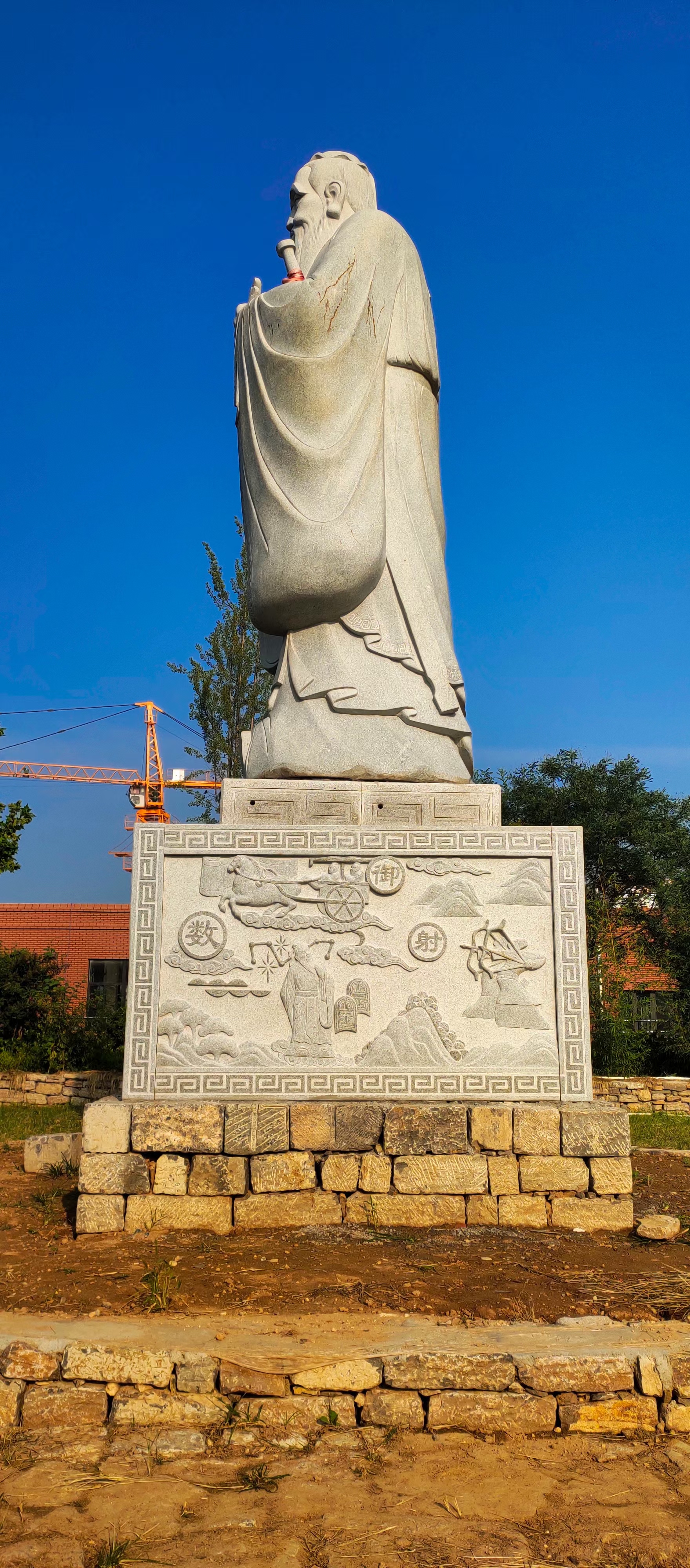 先师孔子石雕像
