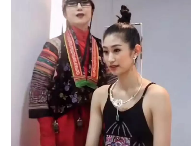 杨丽萍选定接班人,侄女陈白兔一米八身材曼妙,小彩旗成弃子