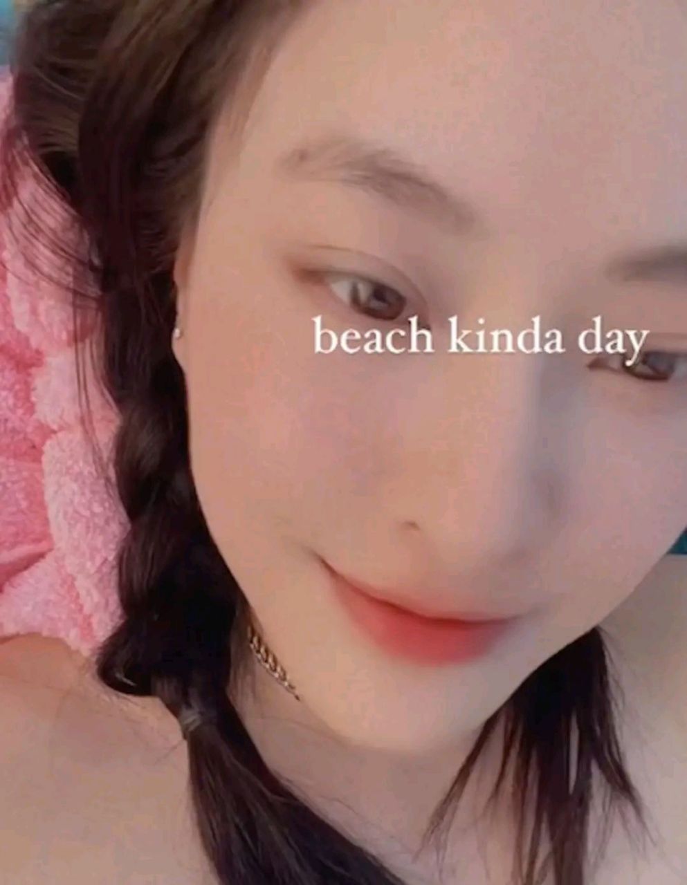 身穿黑色泳衣海边享受日光浴!