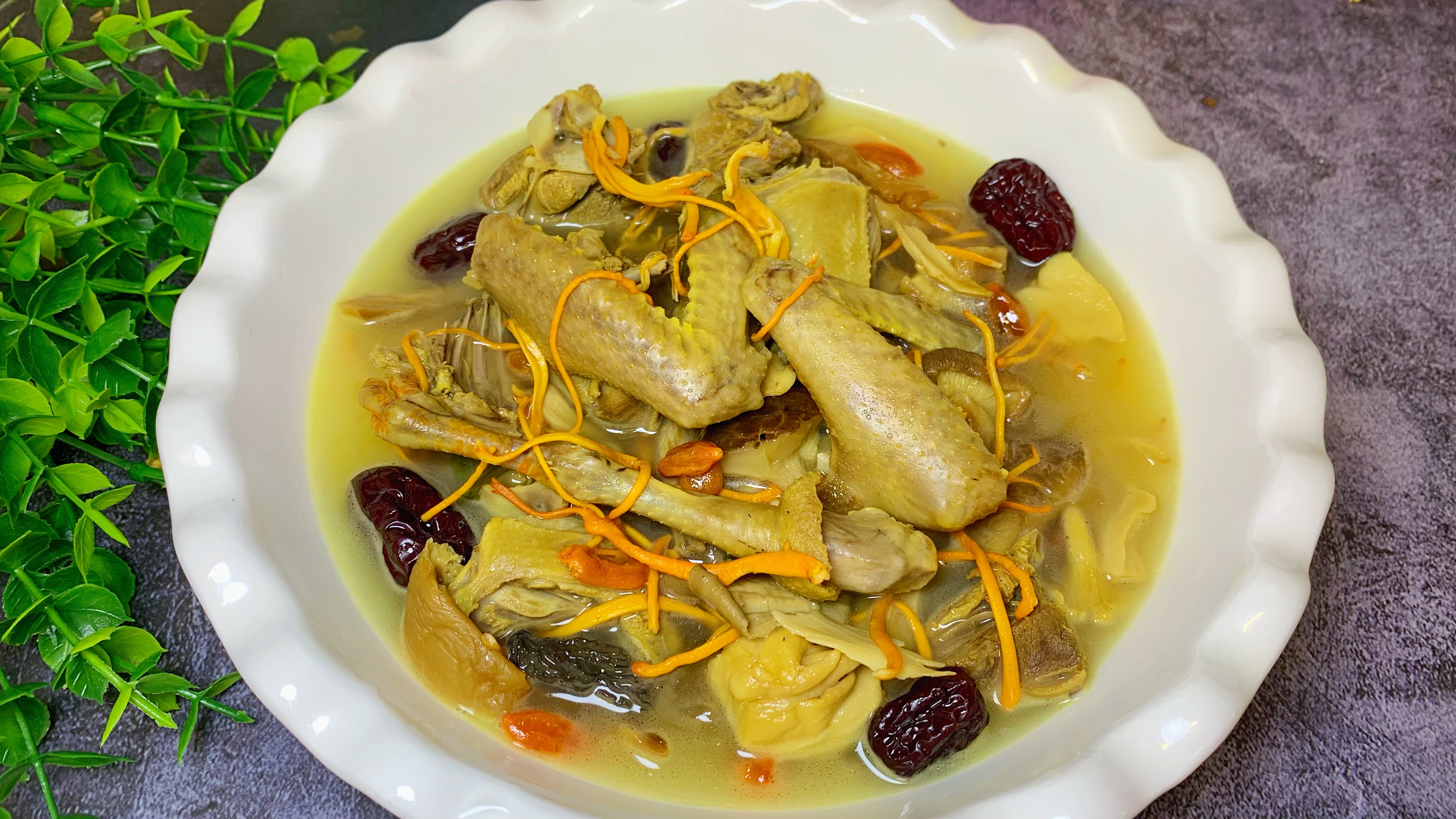 我家孩子最爱喝的松茸菌菇汤这样炖,肉嫩软烂,味道鲜美好喝