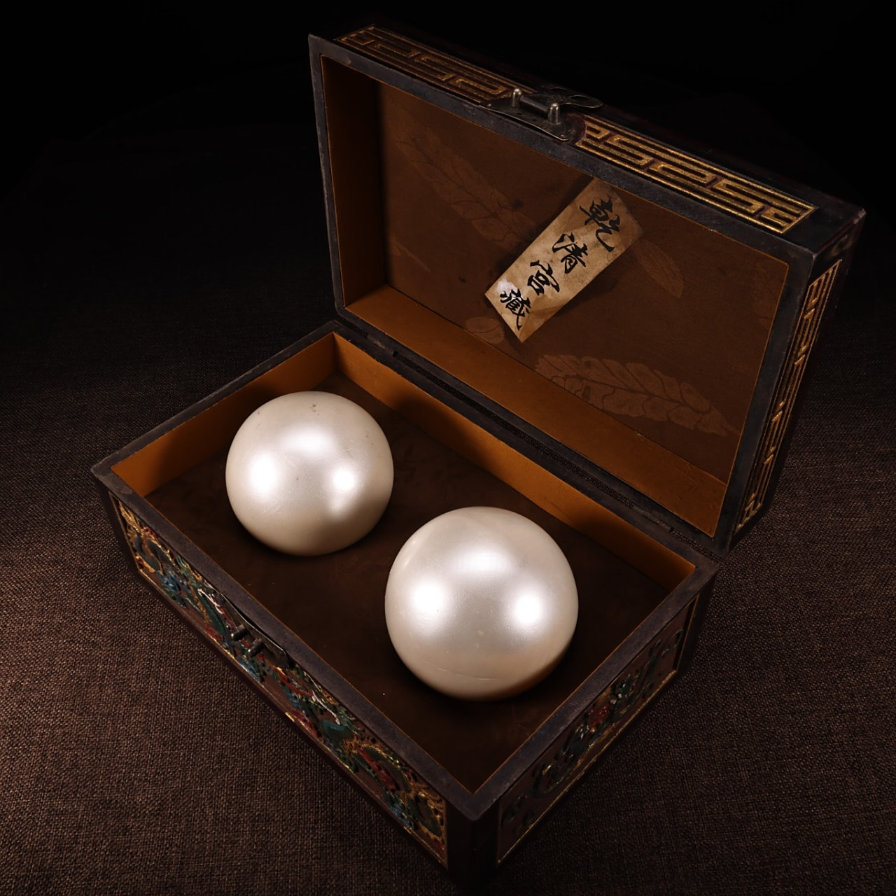 旧藏下乡收清代宫廷御东珠一对 配老浮雕彩绘漆器盒一个 盒尺寸32x20x