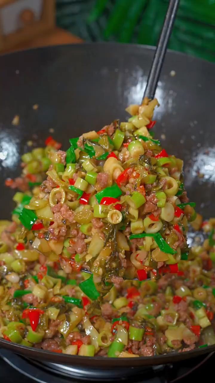 春天出小笋的季节,酸菜搭配新鲜小笋炒肉末,香辣脆爽又特别下饭-度小