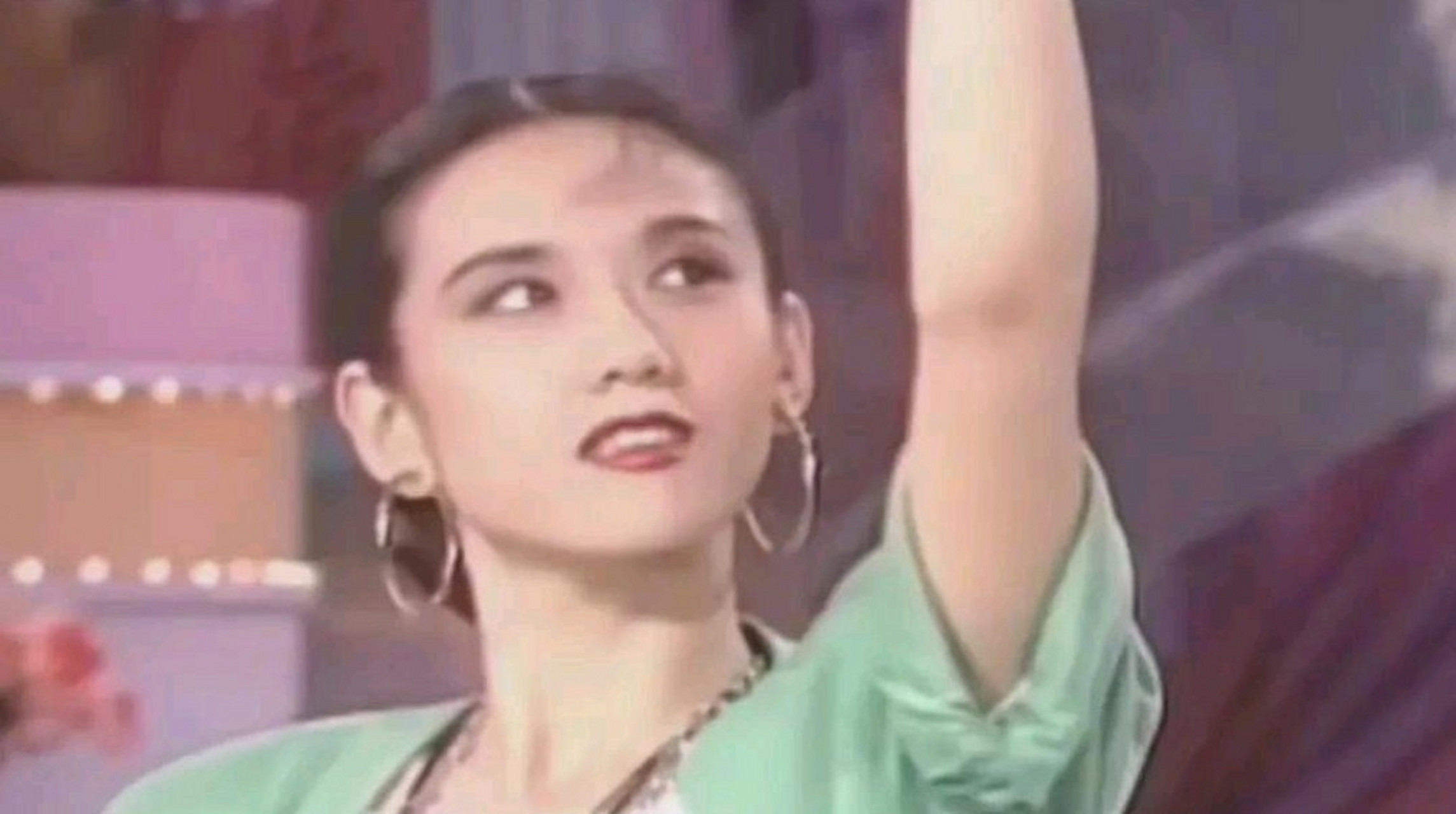 原来杨丽萍年轻时这么漂亮 非常惊艳,有种清冷大美人的感觉,带有距离