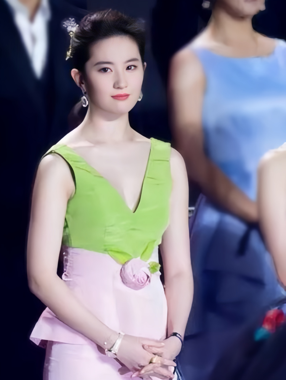 刘亦菲的这套寿桃裙确实令人印象深刻,她能够完美地演绎出这种红色的