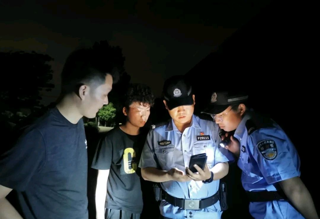 新密市岳村镇派出所民警,夜晚巡逻路上帮群众找回丢失手机