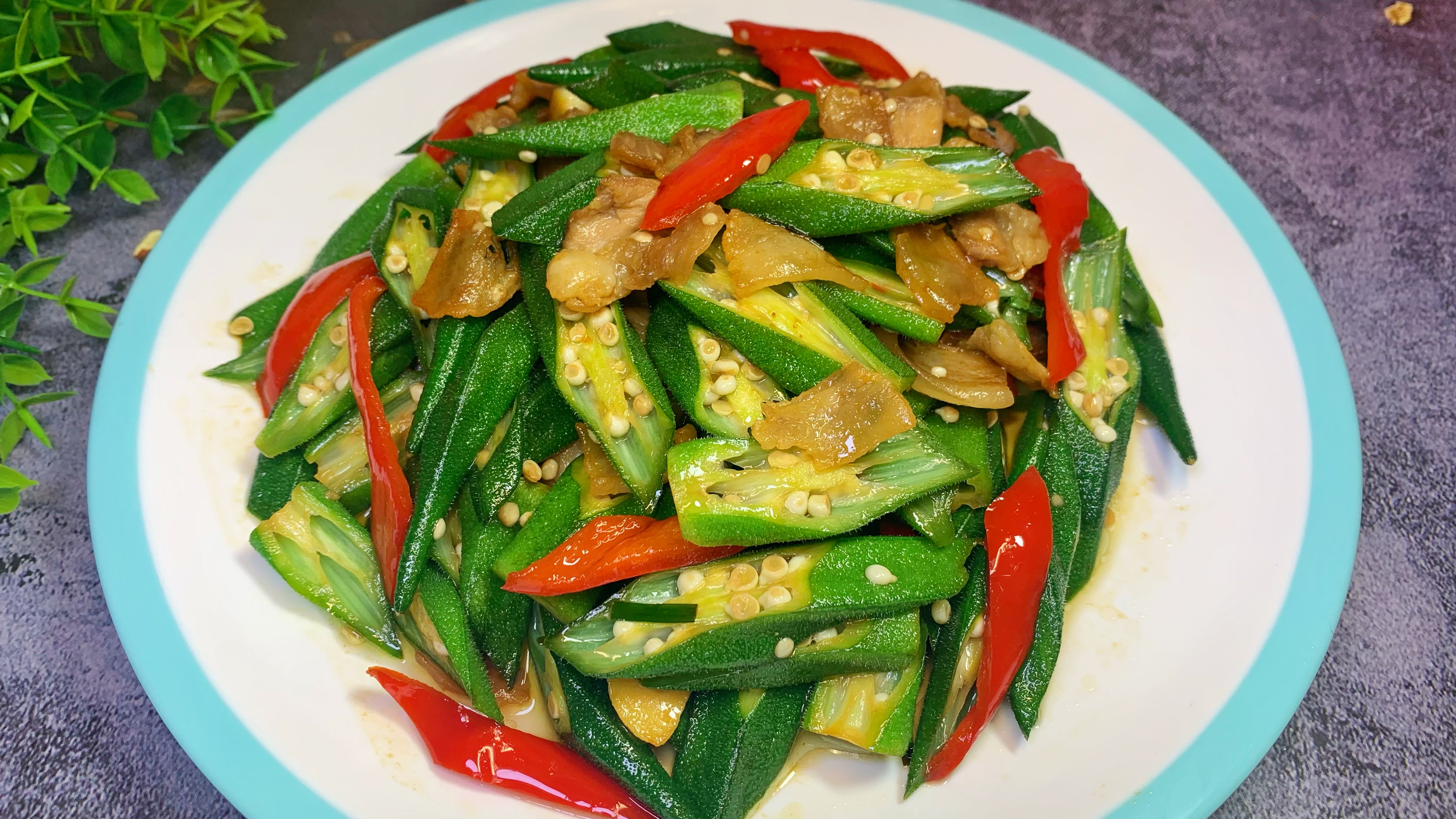 大厨教你秋葵炒肉家常做法,口感清脆爽口,鲜香味美,好吃又下饭
