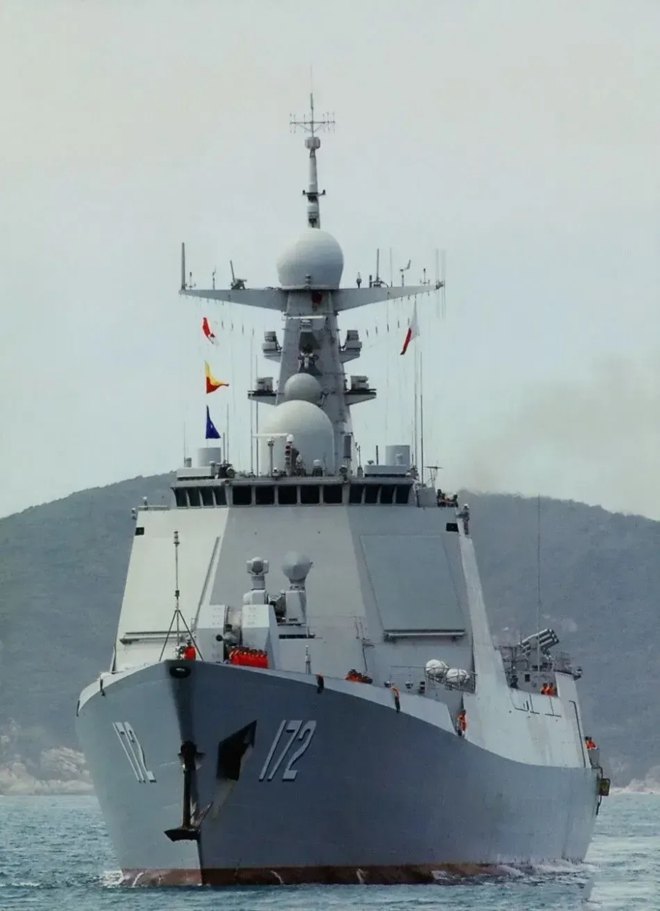 图1为052d型首舰172号"昆明"舰,服役于南海舰队  图2为055型三号舰