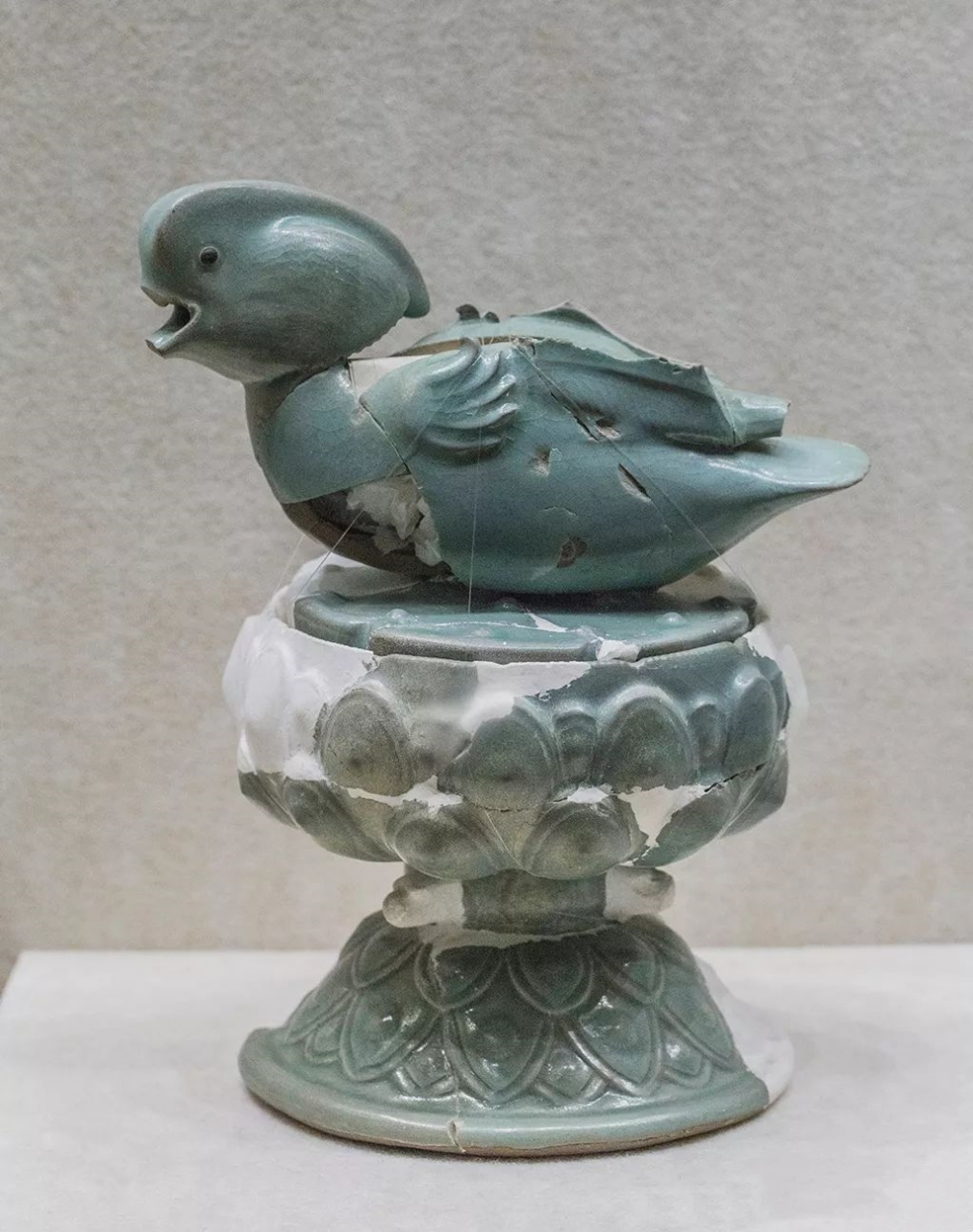 北宋汝窑天青釉刻花莲瓣纹熏炉  河南省平顶山市宝丰县清凉寺村窑址