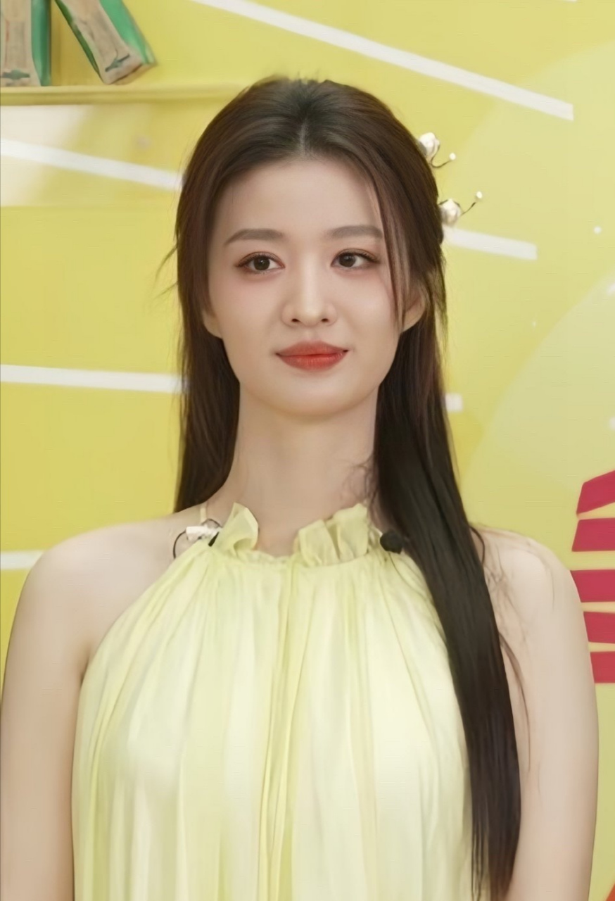 王楚然身着淡黄色挂脖衣裙出席活动生图.