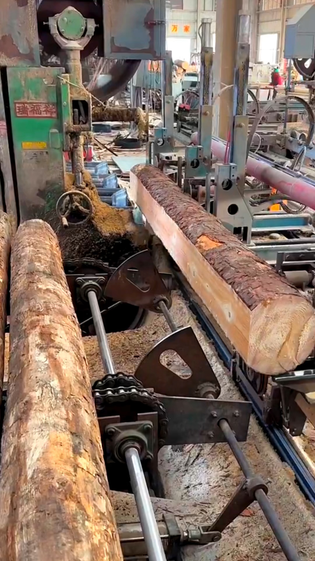 木材原木机械开料制作板料过程!