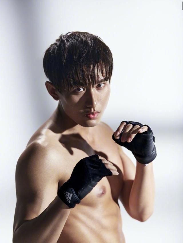 没想到成毅有这么好的肌肉身材