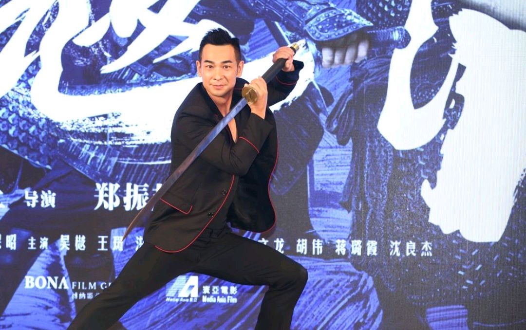 关于赵文卓踢刀,成龙和李连杰也出面做出解释