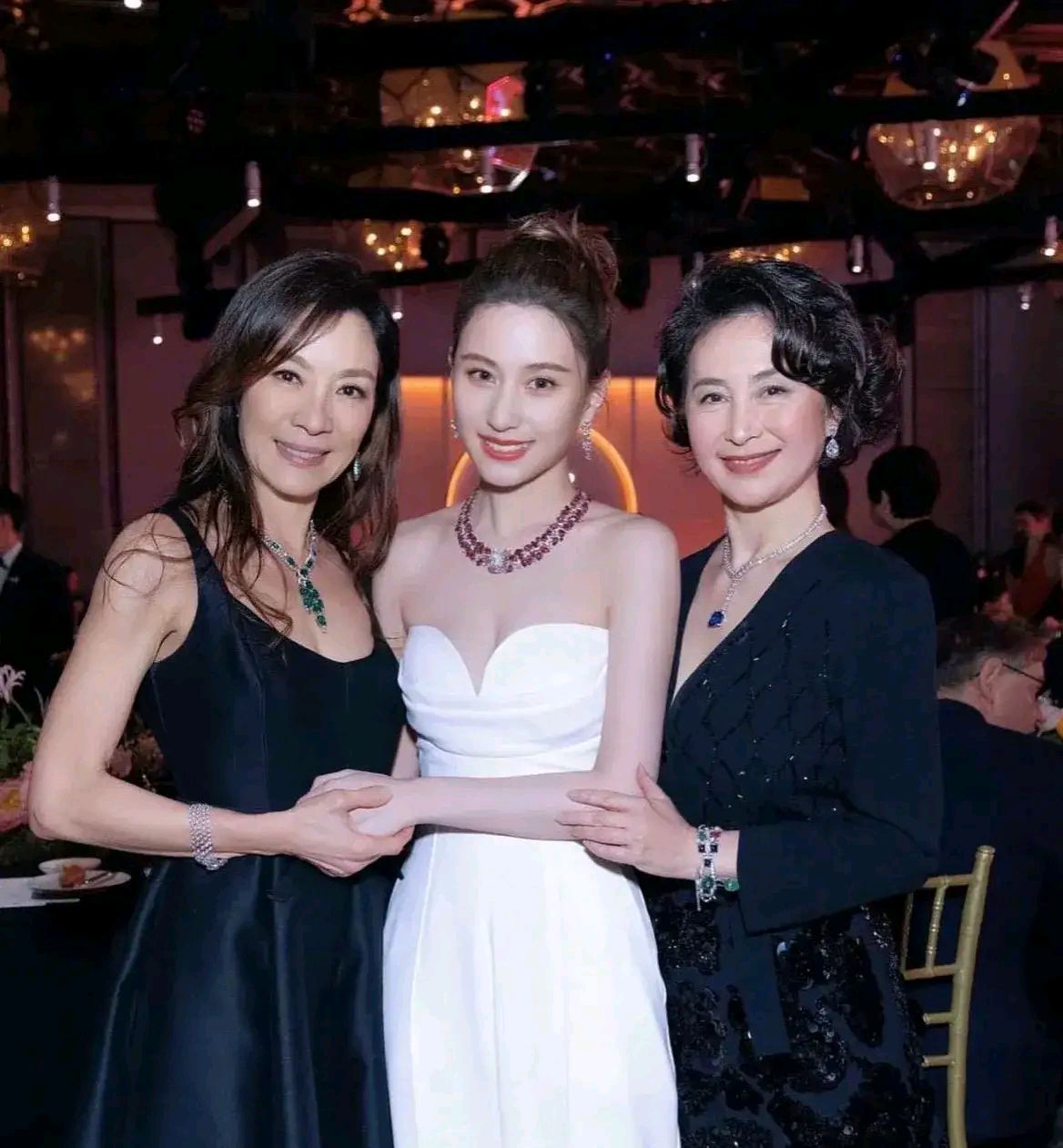 何超莲晒与何超琼合影,依偎在姐姐怀里好亲密,两美女同框超养眼