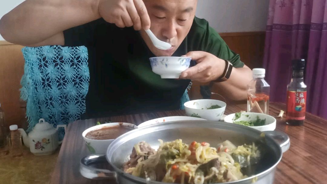 酸菜粉条大骨头铁锅慢炖,人参枸杞做配料秘制熬汤,太补了吧!