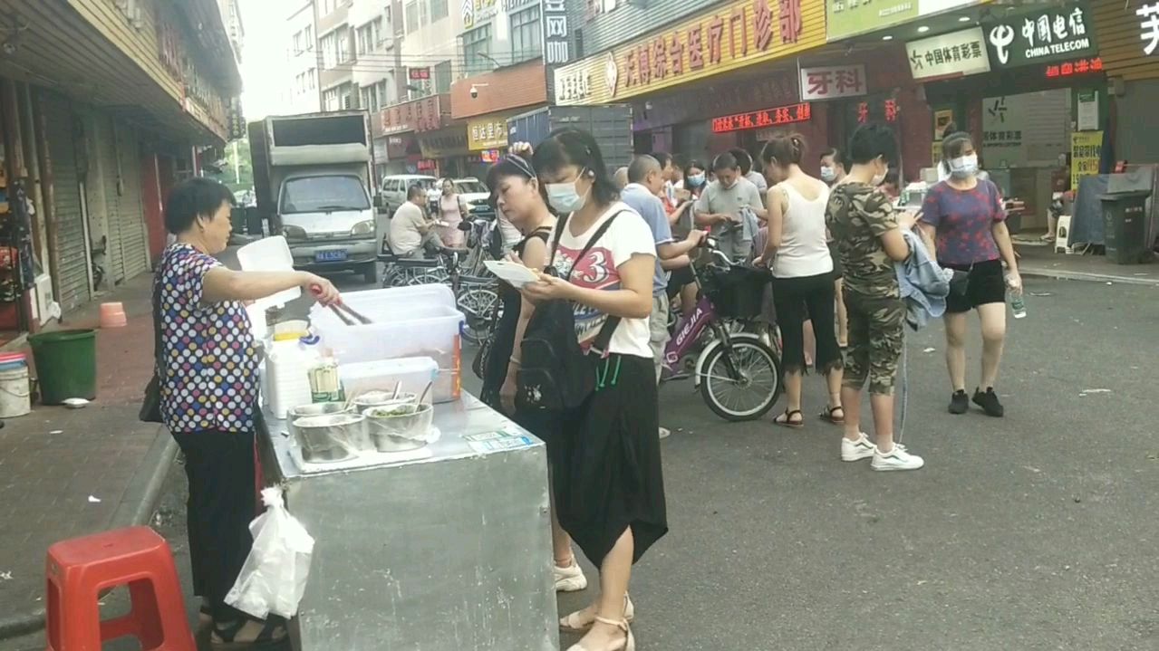 临时工市场又恢复了地摊小吃,早餐两块一份经济实惠