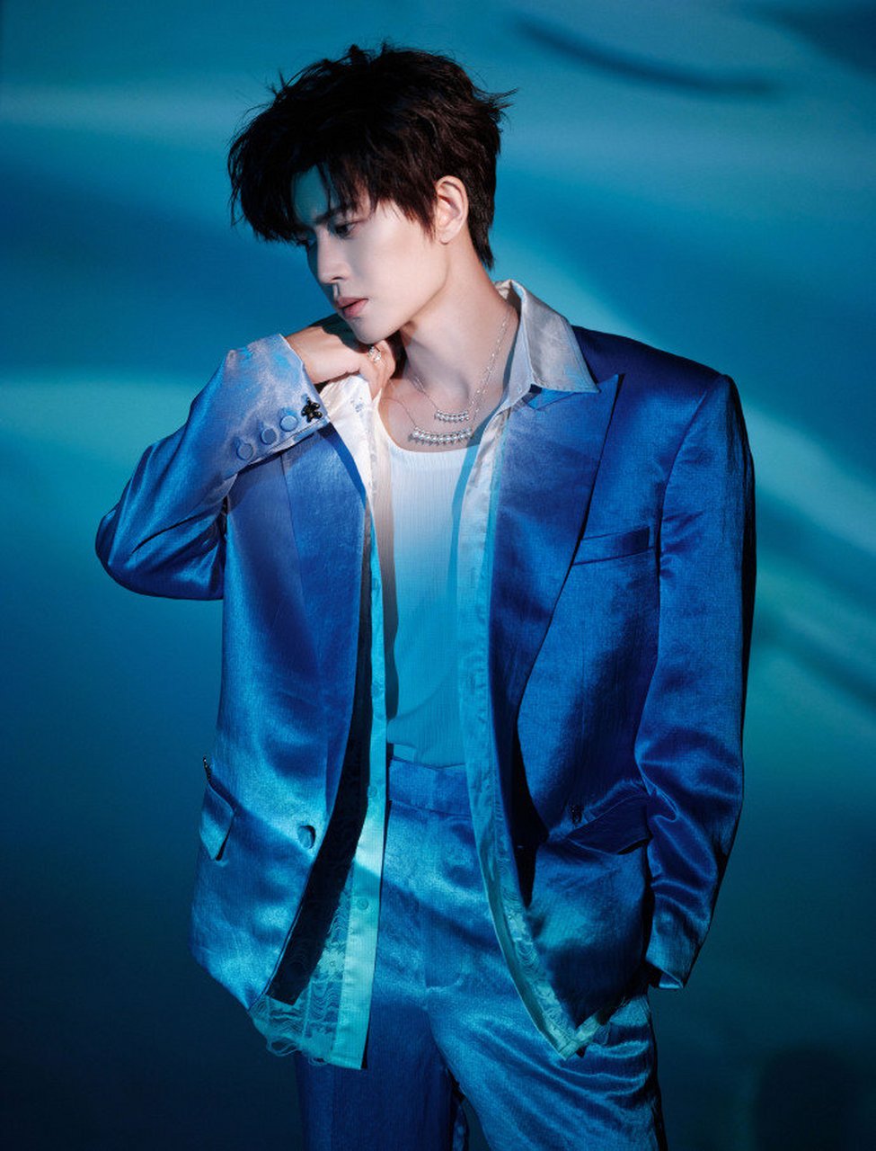 任嘉伦最新造型,蓝色西装造型好帅 676767