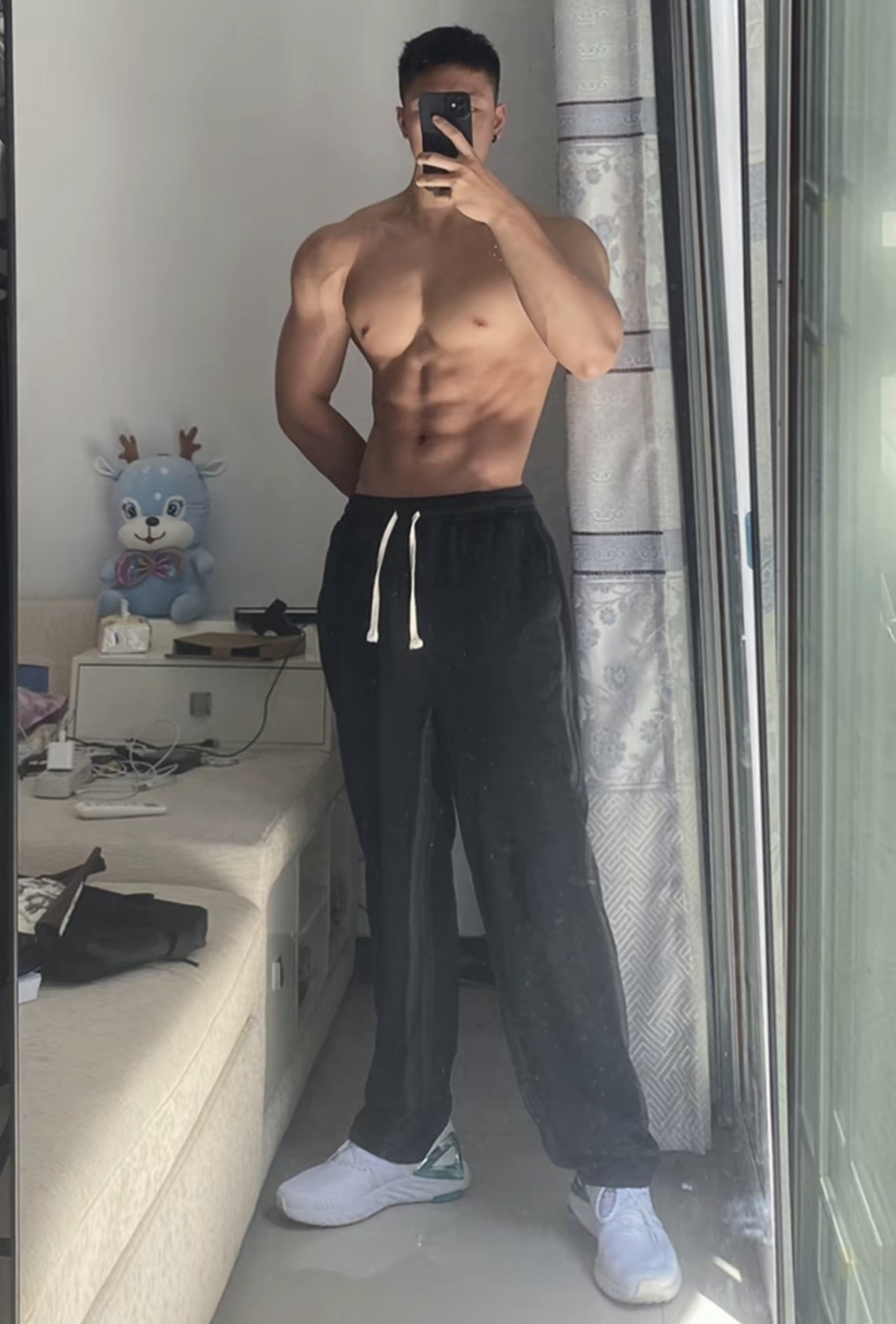 黑皮肌肉型男对镜玩自拍,身上的男人味都快溢出屏幕了