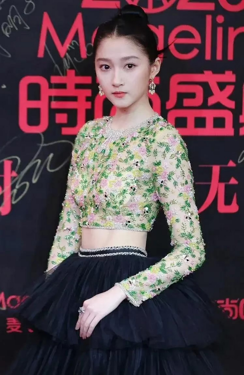 关晓彤红毯造型