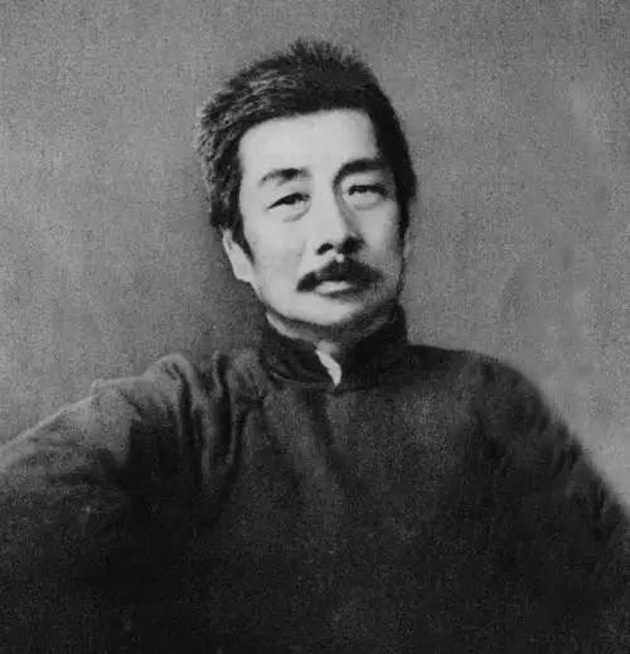 孔乙己便涨红了脸,额上的青筋条条绽出,争辩道,"窃书不能算偷……窃书