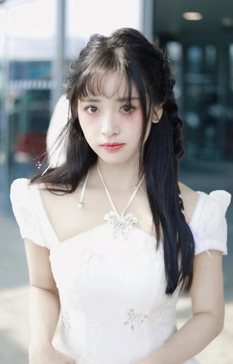 沈月参加恋综的妆造  完全放大优势的化法,大眼睛很突出  这个腮红也