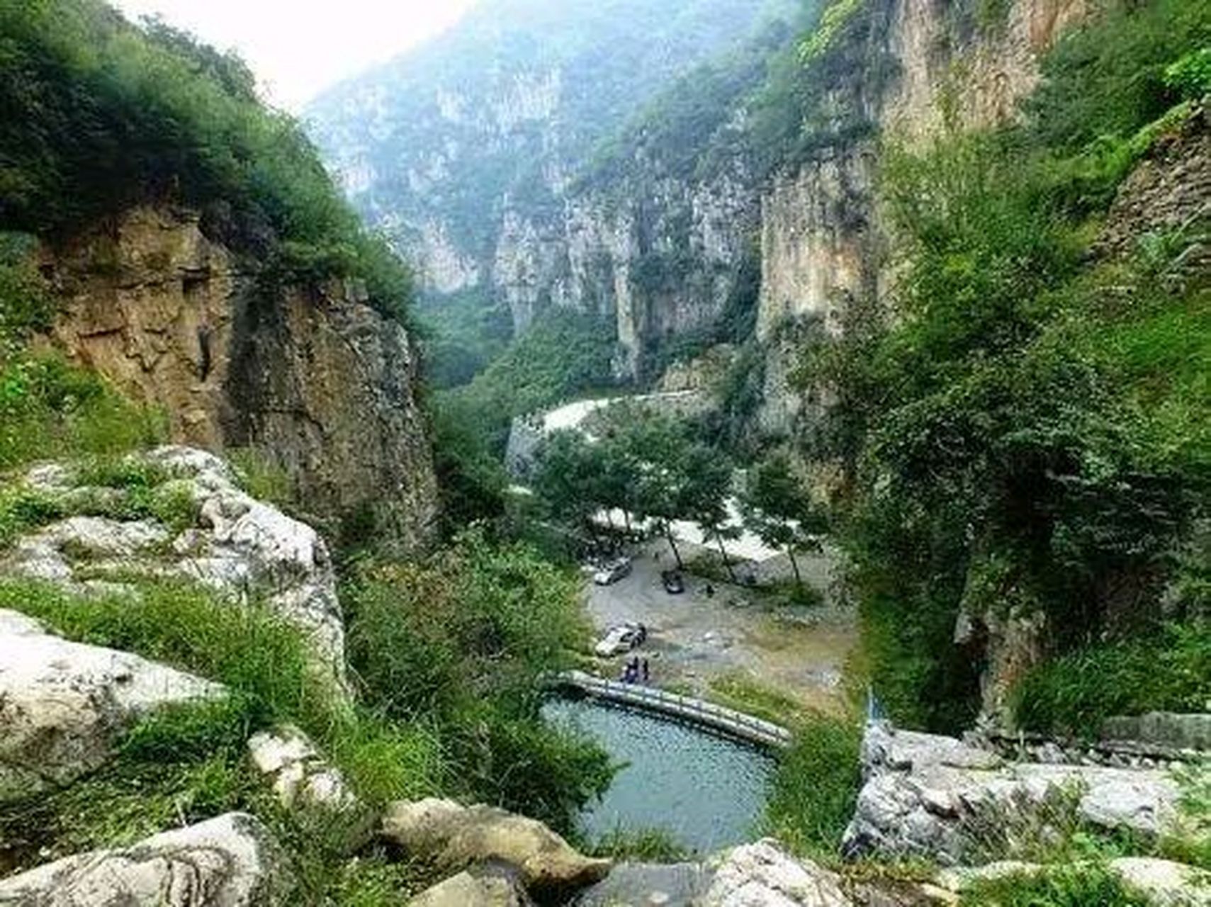 在河南省卫辉市狮豹头乡的南太行余脉有一个山中古村名曰龙卧岩村