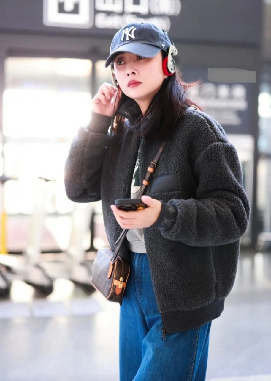 殷桃最新机场穿搭来咯 身穿摇粒绒外套,下装搭配阔腿牛仔裤 穿出不一