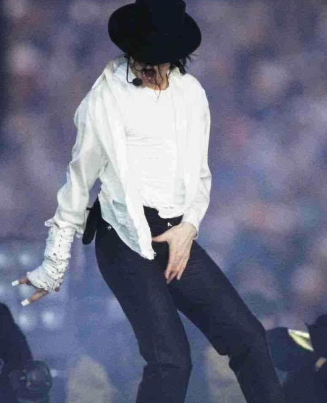 迈克尔杰克逊的经典"抓裆"舞蹈动作,你觉得有什么含义吗?