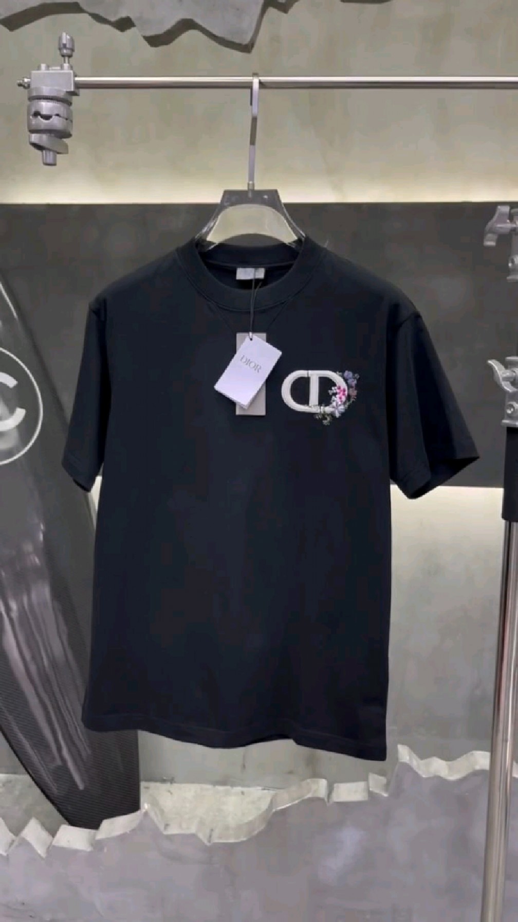 迪奥新款刺绣短袖t恤设计得太精致了,时尚潮流,优雅大方
