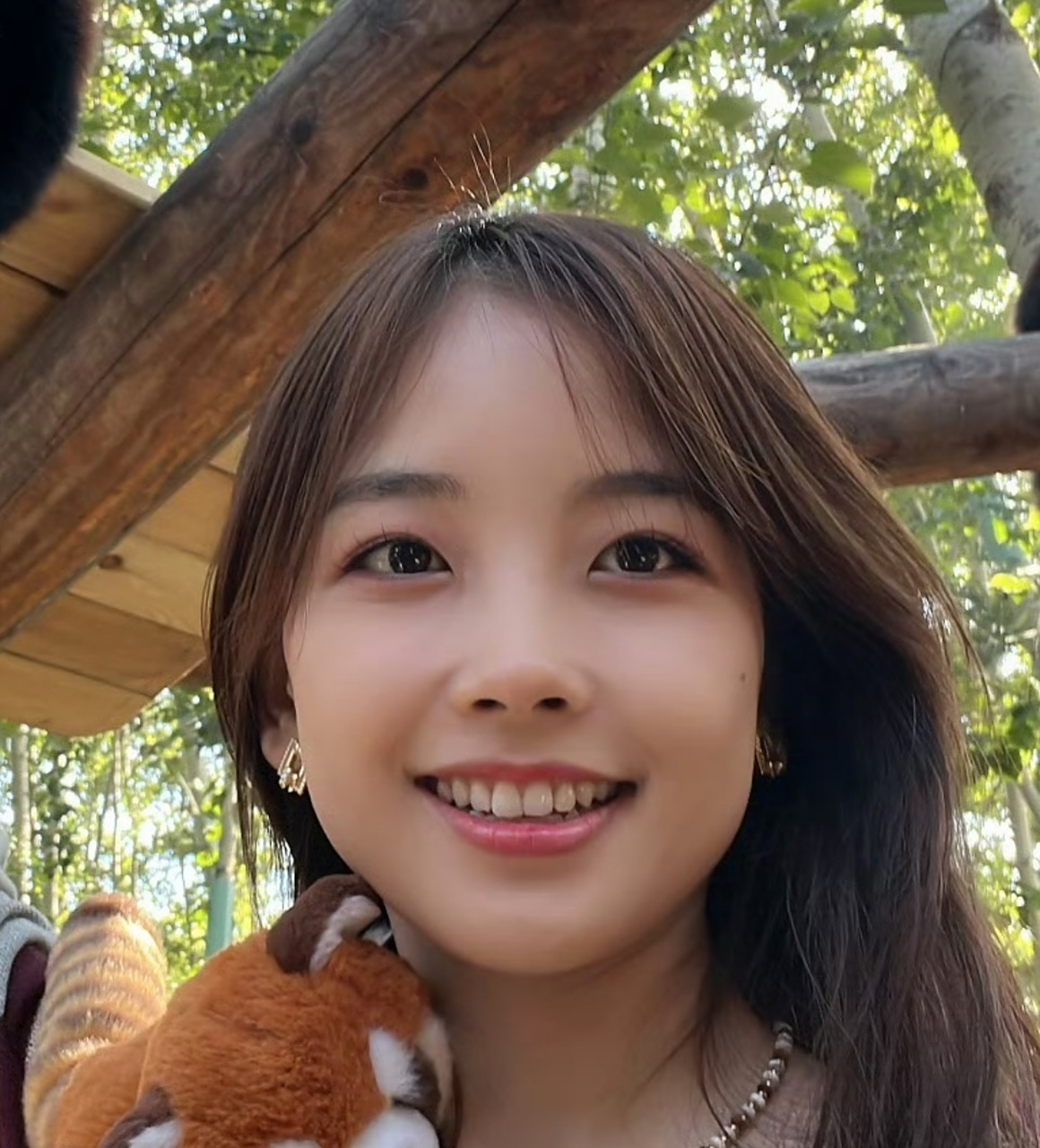 王冰冰户外录节目晒黑了,自拍照皮肤变成了小麦色,她在现场吃小笼包没