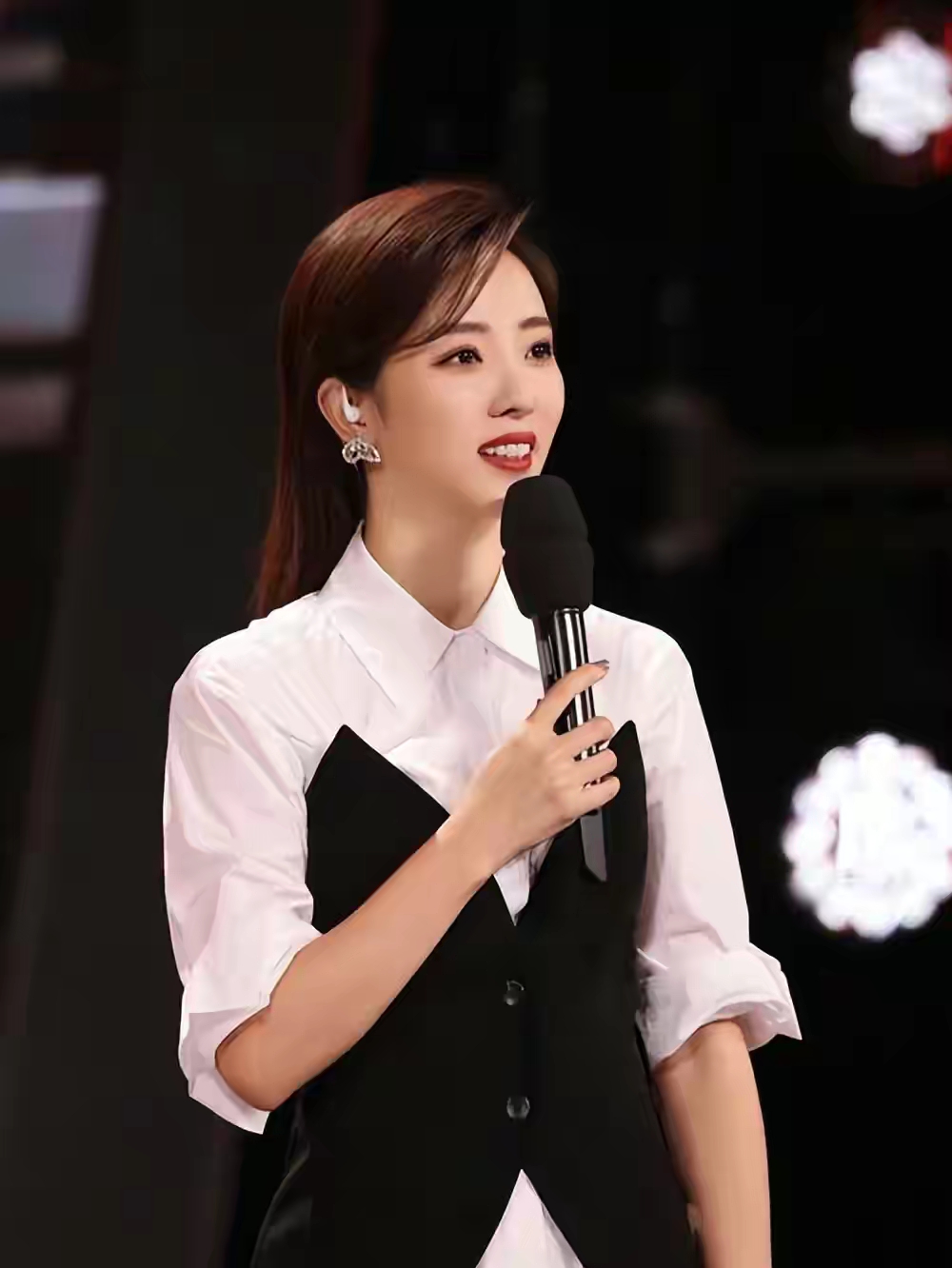 央视主持人李思思:26岁嫁大学同学,三年生两子,结婚11年幸福如初