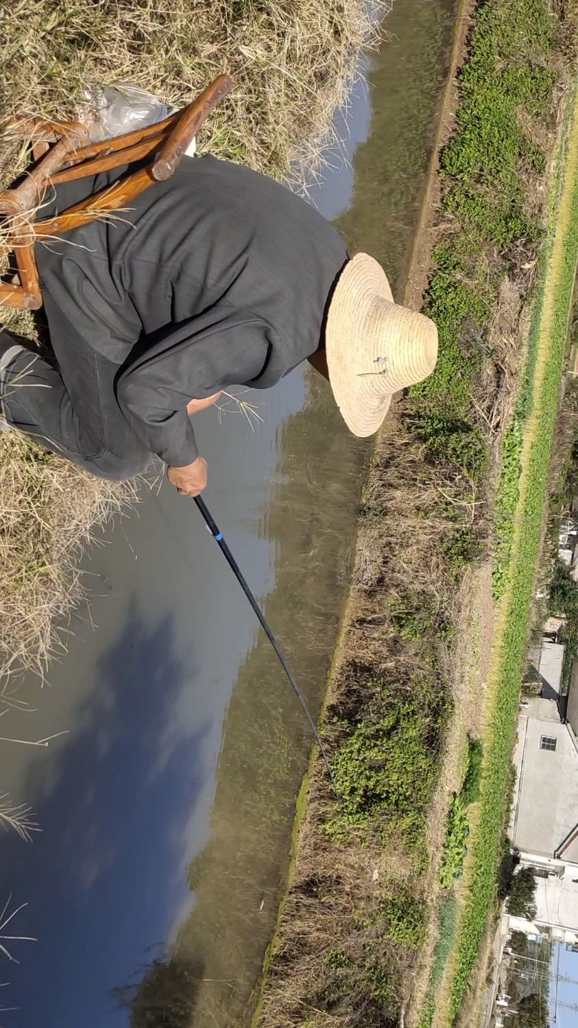 老人在溪边垂钓,刚雨过天晴,不知有无鱼儿上钩?