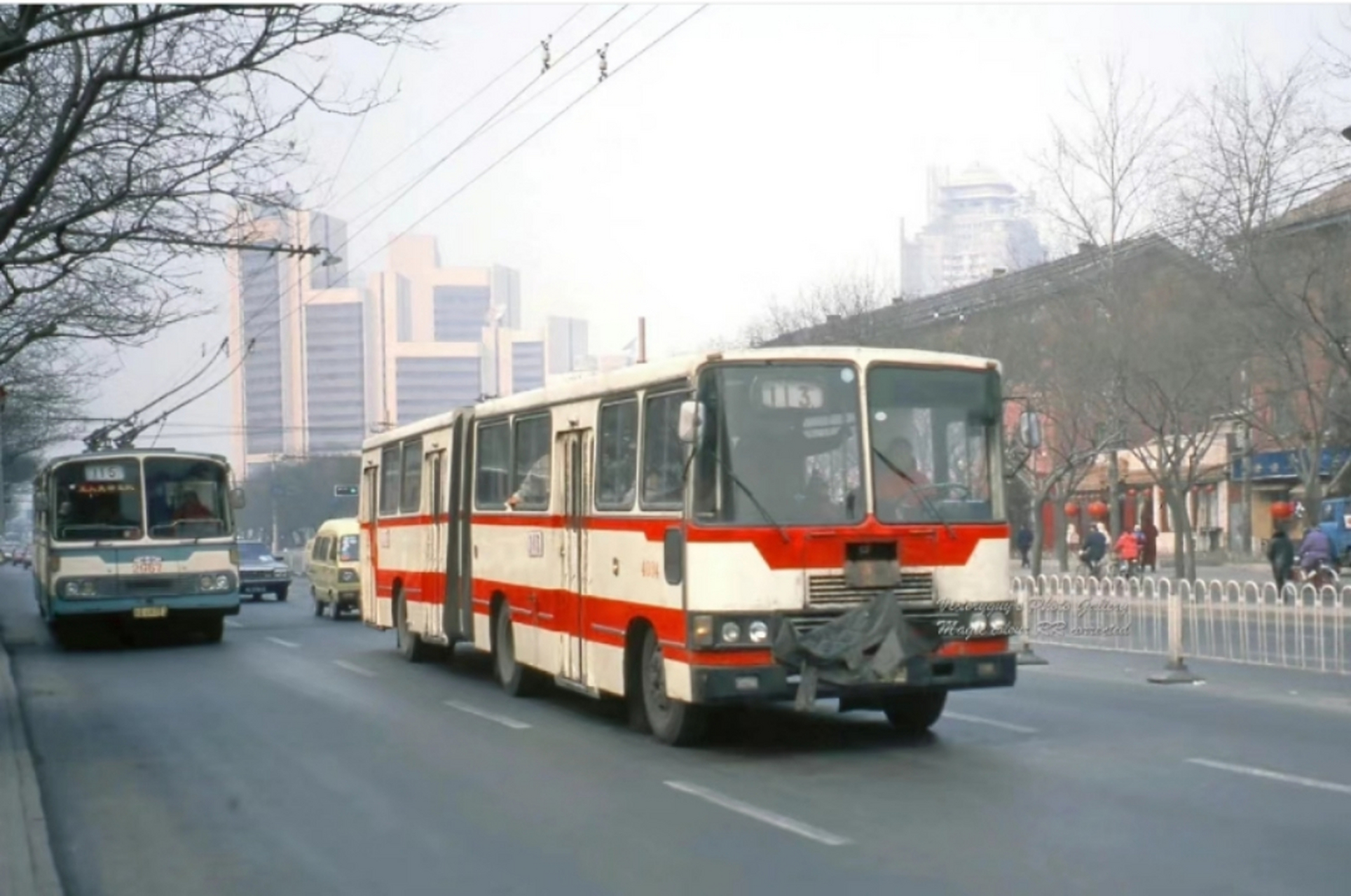 1998年,北京老照片,那時候,汽車還沒有普及,公交車是主力.