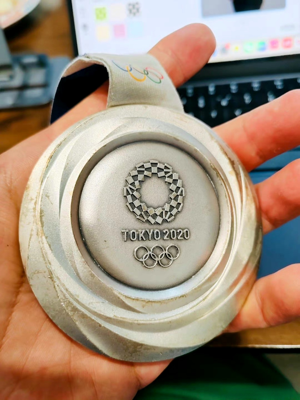 皮划艇运动员郑鹏飞在东京奥运会皮划艇比赛项目中获得亚军.