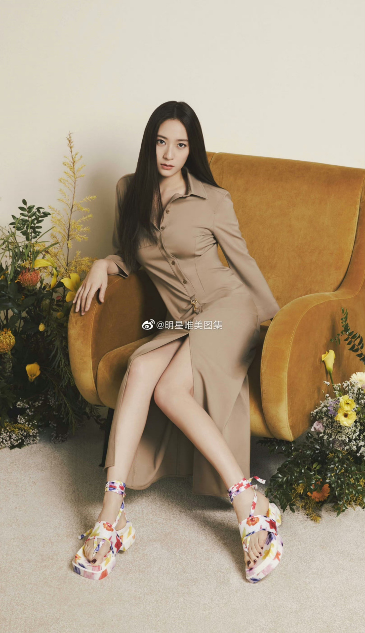 韩国女歌手郑秀晶露脚拍摄凉鞋广告,郑秀晶漂亮的脚型非常适合代言这