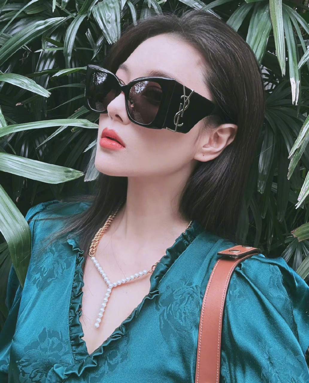 张馨予现身广州花园酒店,一副贵妇风打扮太惹眼,大墨镜加丝绒连衣裙和