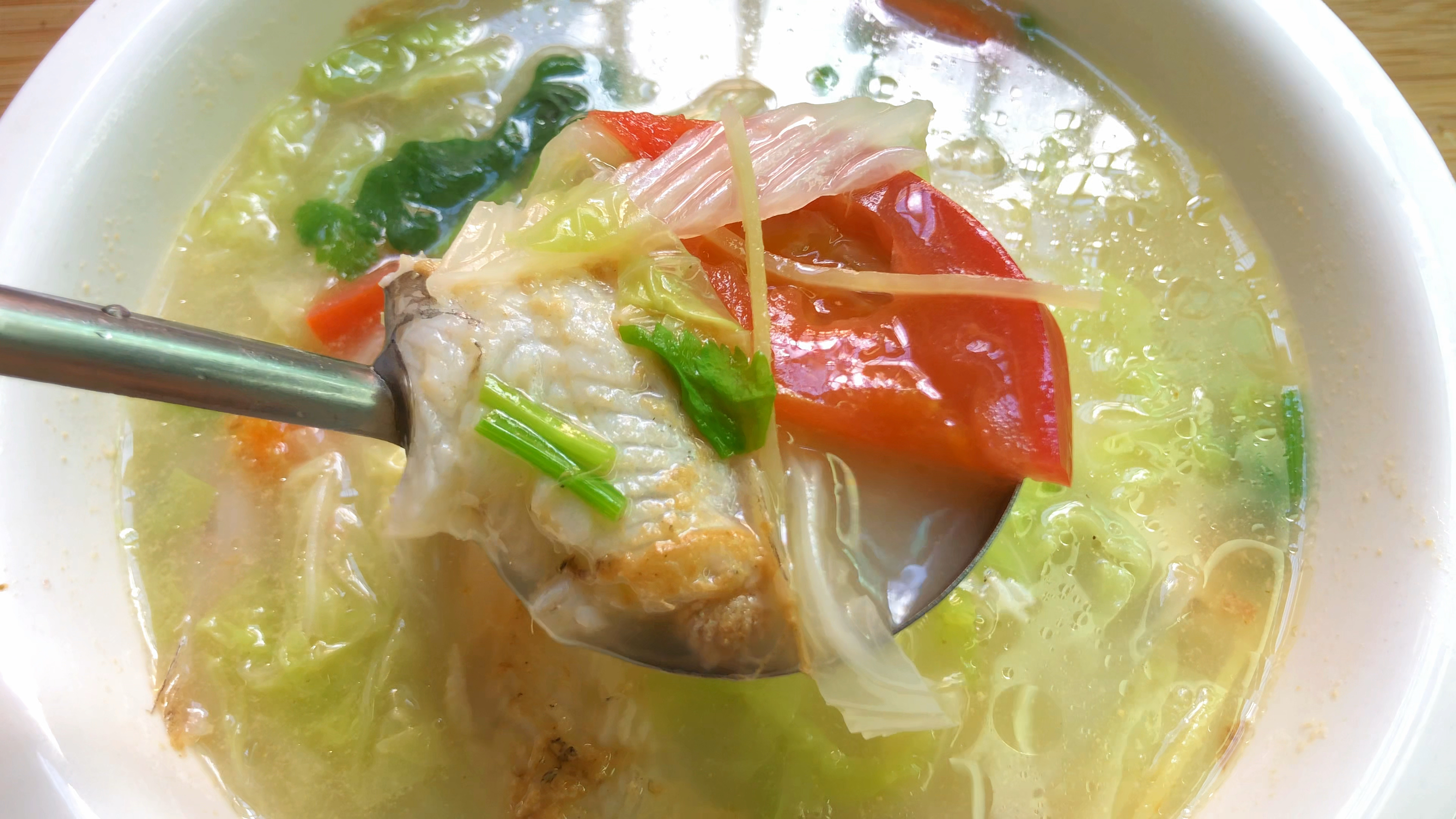最近天气炎热,大厨教你广东生滚汤“豆腐鱼白菜汤”