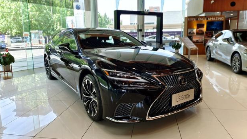 精致又新潮!雷克萨斯ls500"蜕变",豪华气场超越奔驰s级,霸气