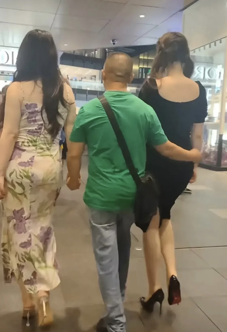 四川成都,有一位光头大叔陪两名女生在太古里逛街,引起了很多市民羡慕