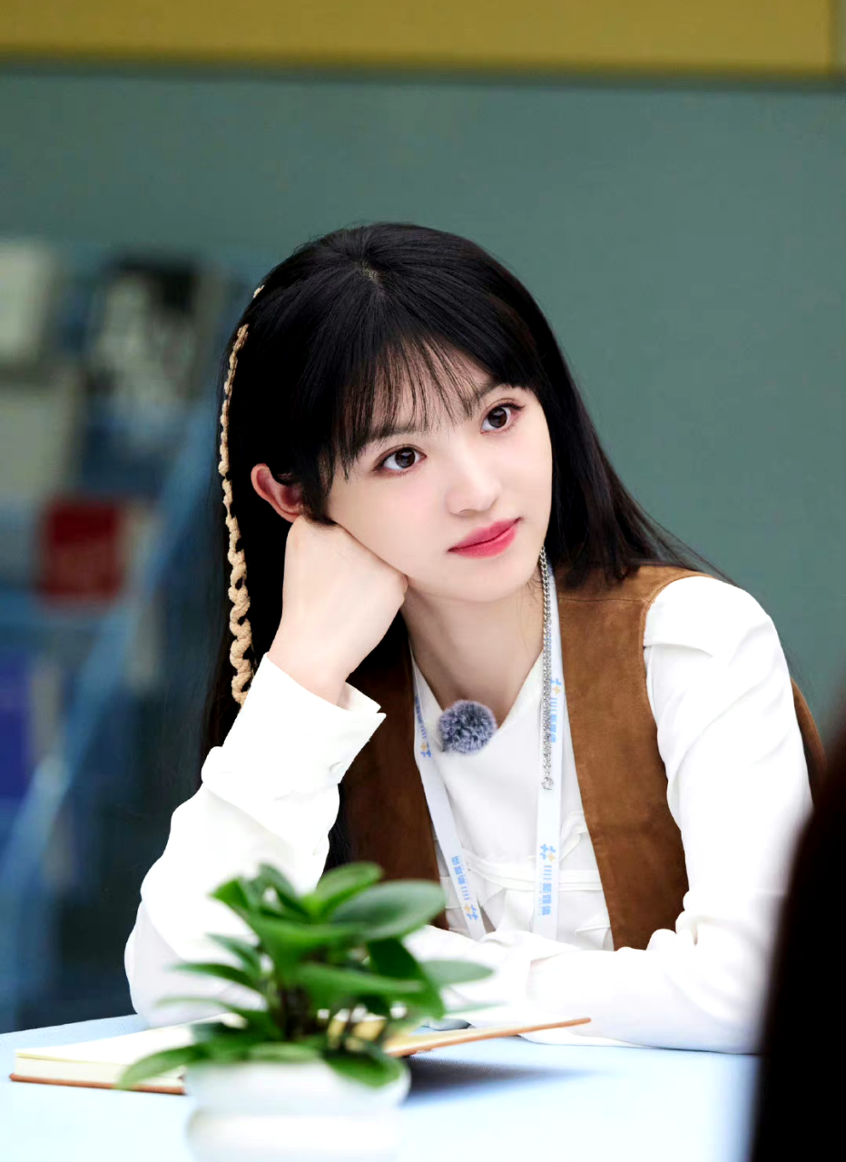 《半熟男女》阵容公布后,有网友说田曦薇现在的资源