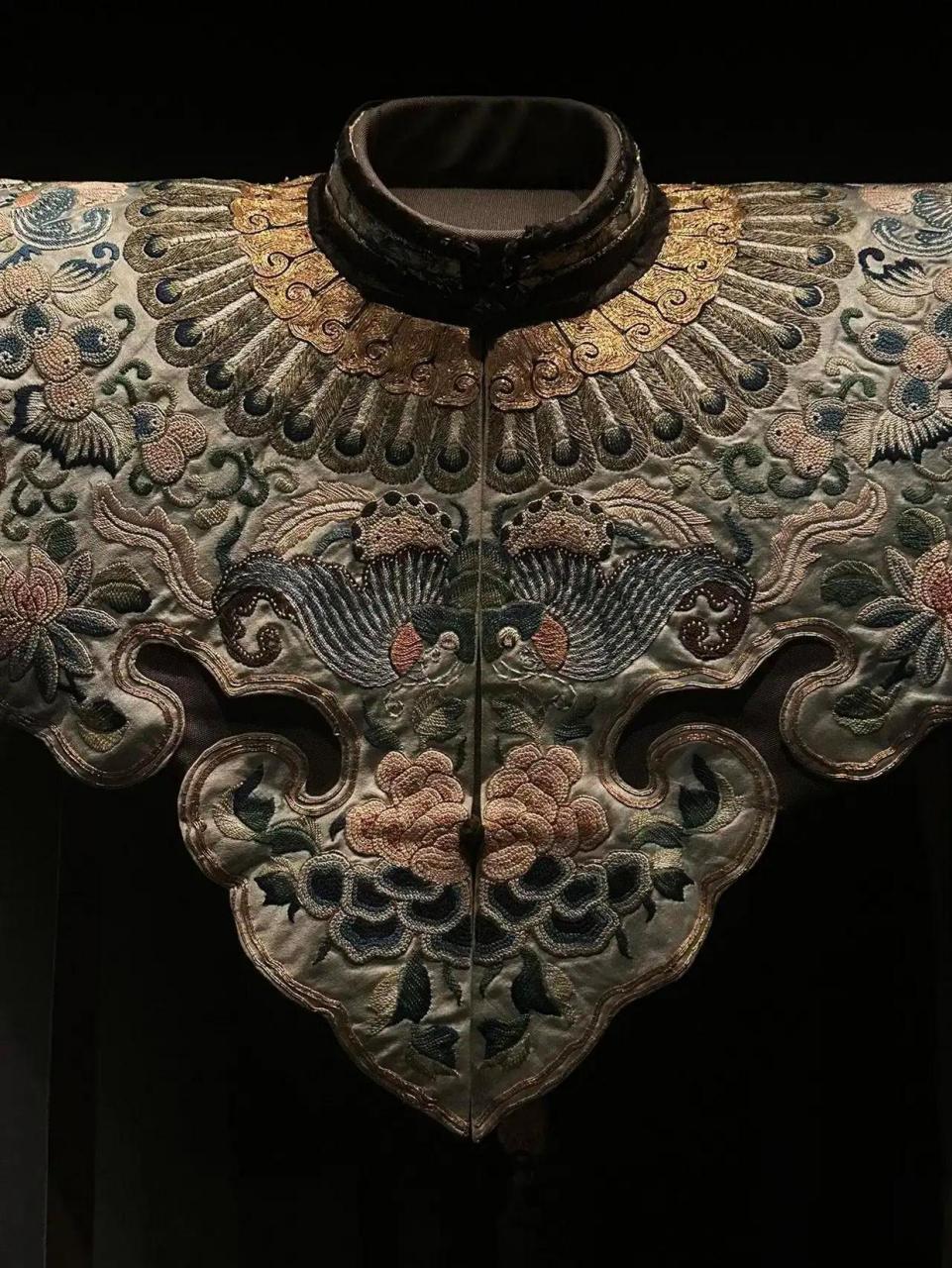 友友们纯图分享,以下是太平天国官员的服饰和人们的服装,大家有从里面