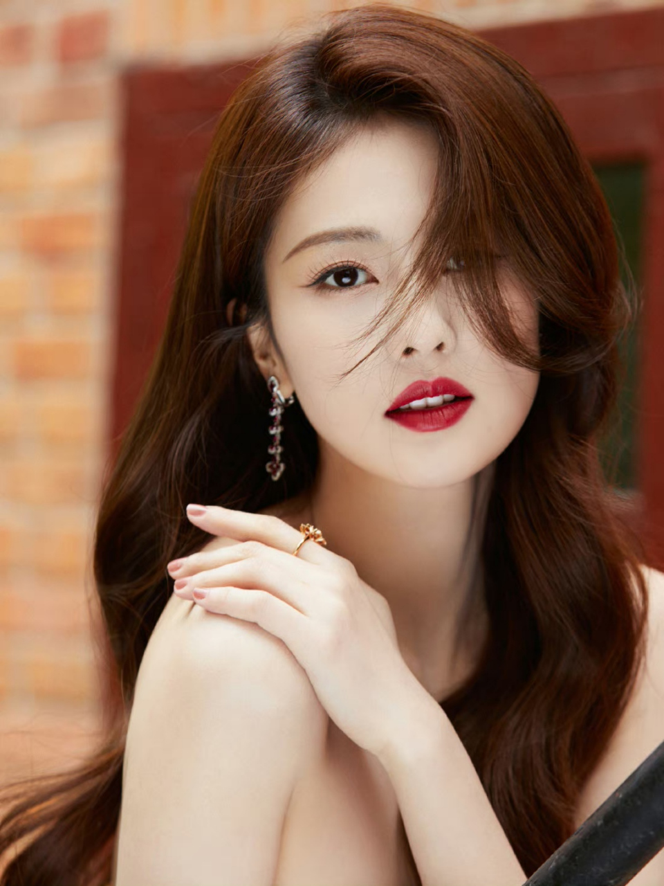 白鹿# 一袭黄色羽毛蓬蓬裙,清甜妩媚的容颜,窈窕曼妙的身材,白皙水嫩