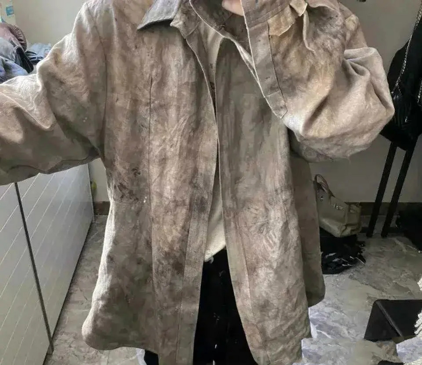 湖北武汉一位男子,在柜子里发现一件脏兮兮的衣服,他拿去洗甚至用毛刷